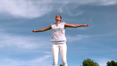 Frau,-Die-Auf-Einem-Trampolin-Springt