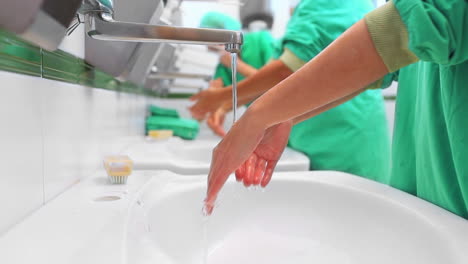 Surgical-team-washing-hands