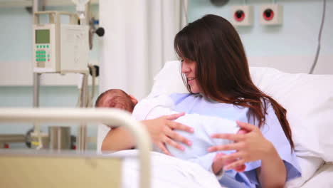 Madre-Feliz-Sosteniendo-A-Un-Bebé-Recién-Nacido