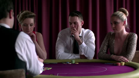 Dealer-Gibt-Karten-Am-Pokertisch
