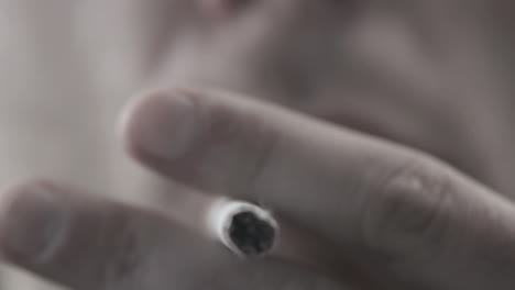 Mann-Zündet-Zigarette-An