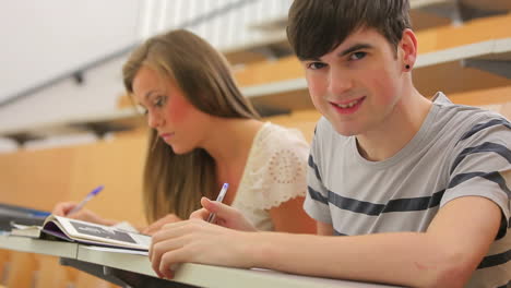 Estudiantes-Trabajando-En-Equipo-