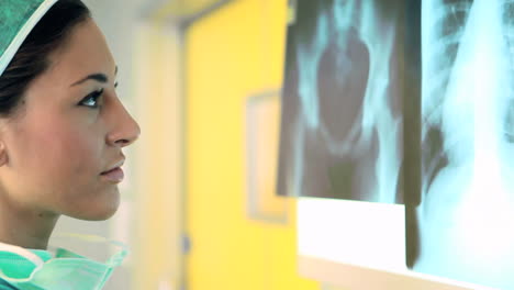 Chirurgin-Legt-Röntgenstrahlen-Unter-Eine-Röntgenlampe