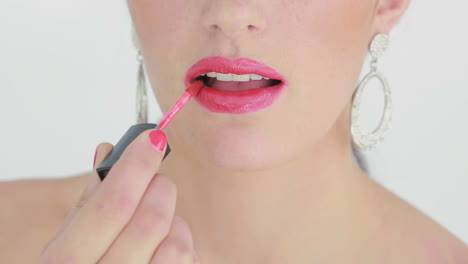 Frau-Trägt-Rosa-Lipgloss-Auf