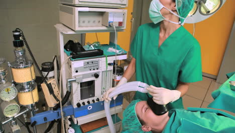 Nurse-holding-an-oxygen-mask-above-the-head-of-patient