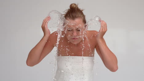 Mujer-Salpicándose-Agua-En-La-Cara