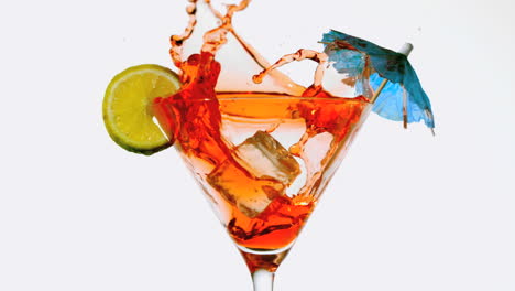 Eiswürfel-Fallen-In-Cocktail