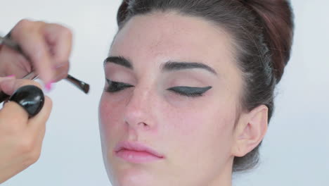 Maquillador-Aplicando-Sombra-De-Ojos-Al-Modelo