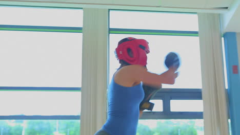 Video-De-Mujer-Morena-Haciendo-Kickboxing-