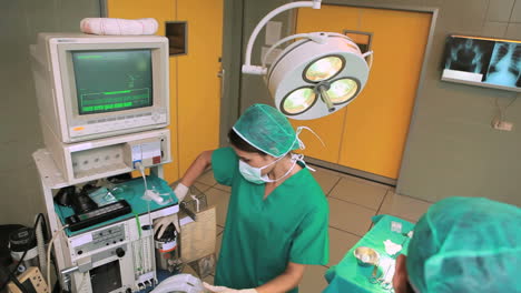 Chirurg-Und-Team-Operieren-Einen-Patienten-Und-Schauen-Dabei-Auf-Einen-Monitor
