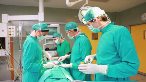 Surgeon-team-operating