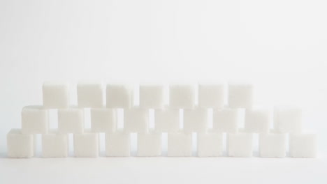 Eine-Wand-Aus-Zuckerwürfeln,-Auf-Denen-Die-Buchstaben-Des-Diabetes-Symbols-Balancieren