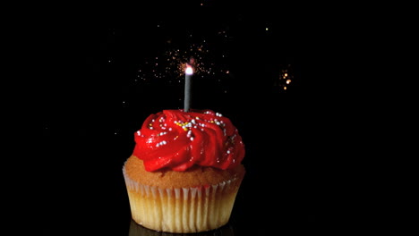 Wunderkerze-Brennt-Auf-Rotem-Geburtstags-Cupcake