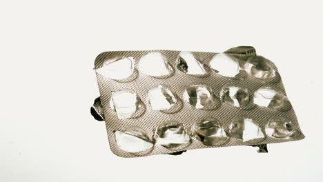 Leere-Blisterpackung-Mit-Tabletten-Fällt-Und-Schwebt-In-Der-Luft