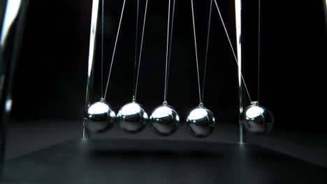 Newtons-cradle-in-motion