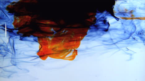 Blau-Orange-Und-Schwarze-Tinte-Wirbelt-Im-Wasser