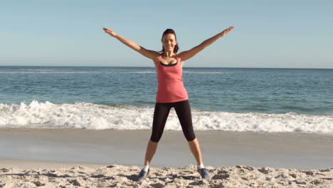 Mujer-Atractiva-Feliz-Trabajando-En-La-Playa