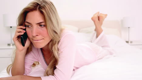 Blonde-Frau-Telefoniert-Im-Schlafzimmer