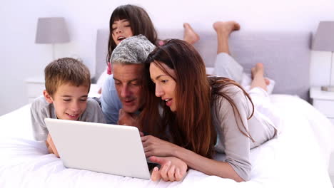 Family-lying-with-laptop
