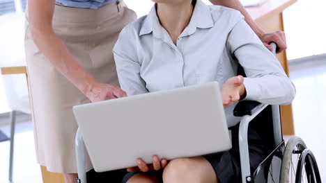 Mujer-De-Negocios-En-Silla-De-Ruedas-Trabajando-Con-Una-Computadora-Portátil