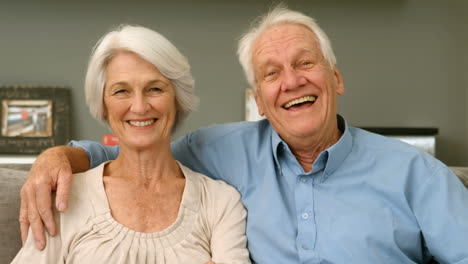 Pareja-De-Ancianos-Sonriendo-Y-Mirando-A-La-Cámara