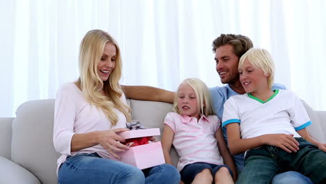 Familia-Dándole-A-La-Madre-Un-Regalo-Rosa-Que-Es-Una-Bufanda.