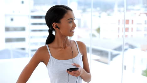 Woman-listening-to-music-with-her-smartphone