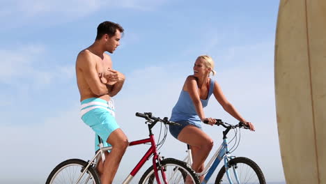 Two-friends-on-bikes-speaking