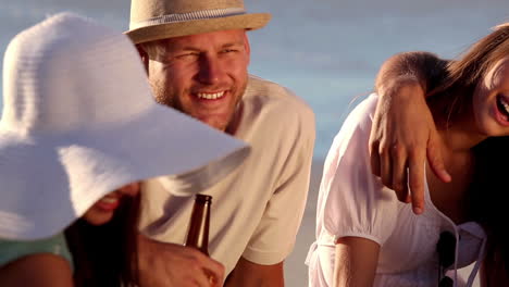 Amigos-Bebiendo-Cerveza-En-La-Playa