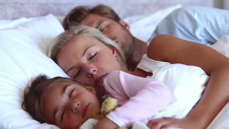 Eltern-Und-Tochter-Schlafen-Friedlich