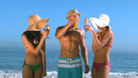 Amigos-Con-Sombrero-De-Paja-Bebiendo-Cócteles