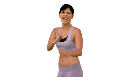 Mujer-En-Forma-Haciendo-Una-Pose-De-Karate-Y-Sonriendo