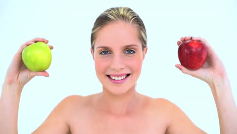 Mujer-Glamurosa-Sosteniendo-Dos-Manzanas-