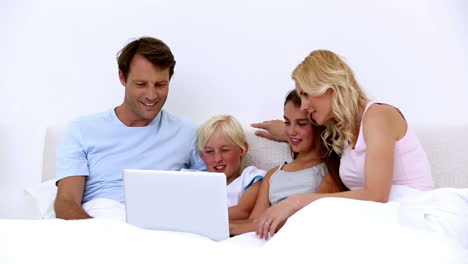 Nette-Familie,-Die-Zusammen-Laptop-Verwendet