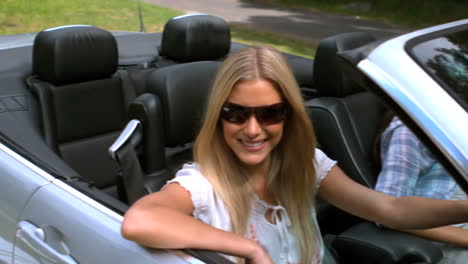 Mujer-Sonriendo-A-La-Cámara-En-Su-Auto