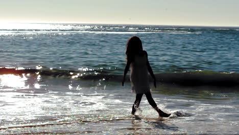 Silueta-De-Mujer-Saltando-En-La-Playa