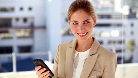 Retrato-De-Una-Mujer-De-Negocios-Sonriente-Enviando-Mensajes-De-Texto