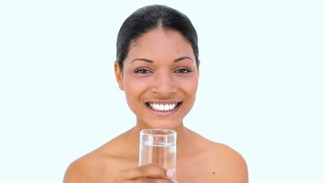 Schöne-Frau-Trinkwasser-Auf-Weiß