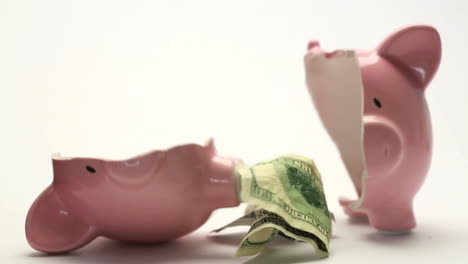 Sparschwein-In-Zwei-Hälften-Geteilt-Mit-Bargeld-Darin
