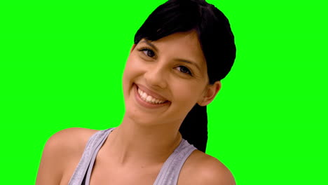 Sportliche-Frau-Lächelt-In-Die-Kamera-Auf-Grünem-Bildschirm