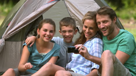 Fröhliche-Familie-Schaut-Sich-Ein-Foto-Vor-Der-Kamera-An-