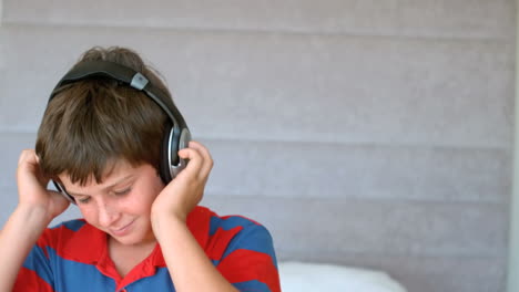 Tanzender-Kleiner-Junge-Genießt-Musik-Mit-Kopfhörern