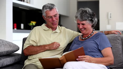 Pareja-Madura-Mirando-Un-Libro-Juntos