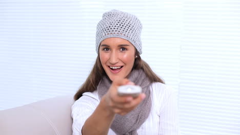 Mujer-Joven-Viendo-Televisión-Y-Cambiando-De-Canal