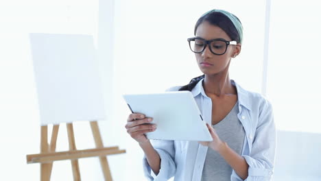 Künstlerische-Frau-Mit-Einem-Tablet-PC