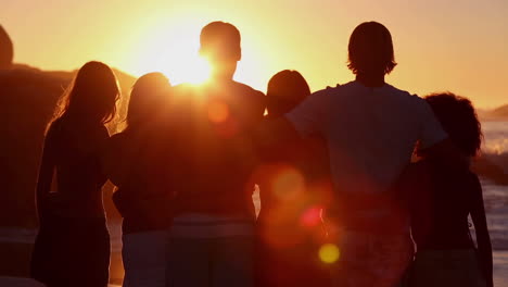 Silhouetten-Von-Freunden,-Die-Den-Sonnenuntergang-Betrachten