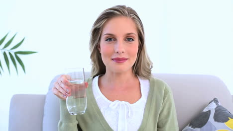 Frau-Hält-Ein-Glas-Wasser