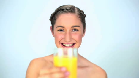 Mujer-Joven-Sonriente-Bebiendo-Jugo-De-Naranja