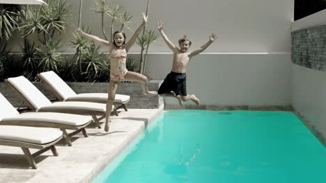 Hermano-Y-Hermana-Sumergiéndose-En-La-Piscina