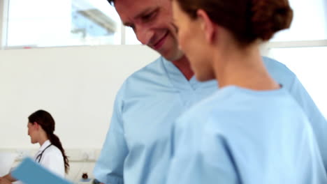 Equipo-De-Médicos-En-Una-Habitación-De-Un-Paciente